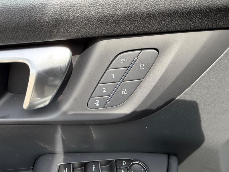 Buick Enclave Vehicle Full-screen Gallery Image 21