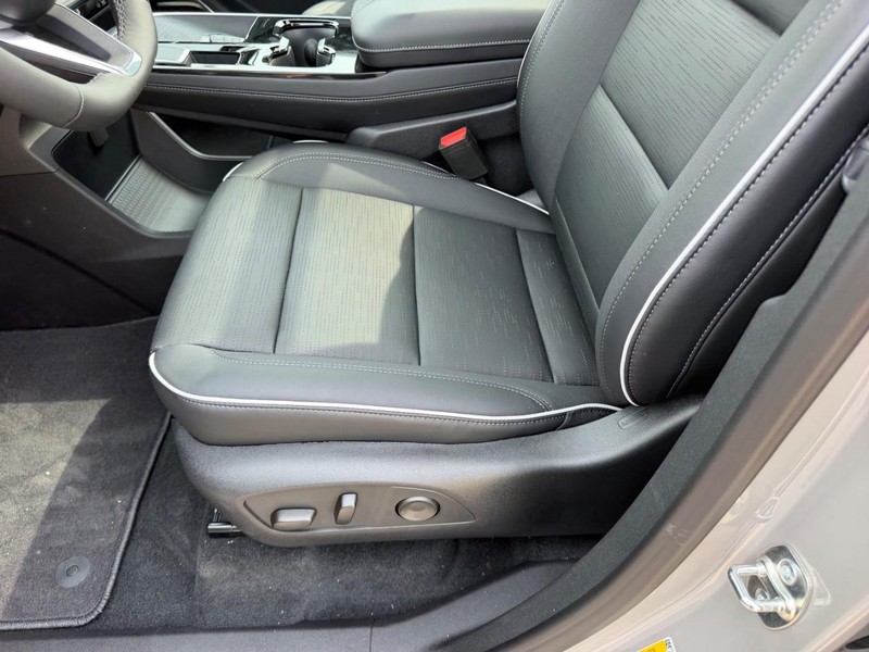 Buick Enclave Vehicle Full-screen Gallery Image 22