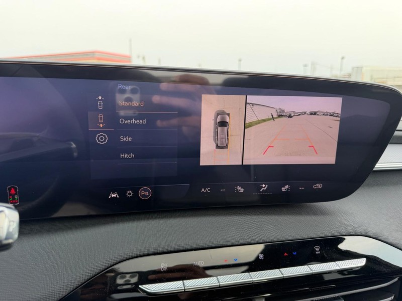 Buick Enclave Vehicle Full-screen Gallery Image 24