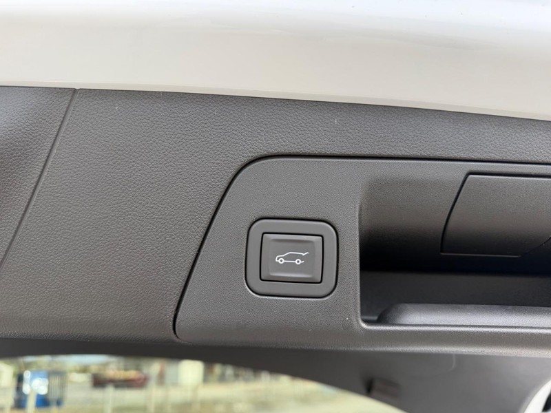 Buick Envision Vehicle Full-screen Gallery Image 6