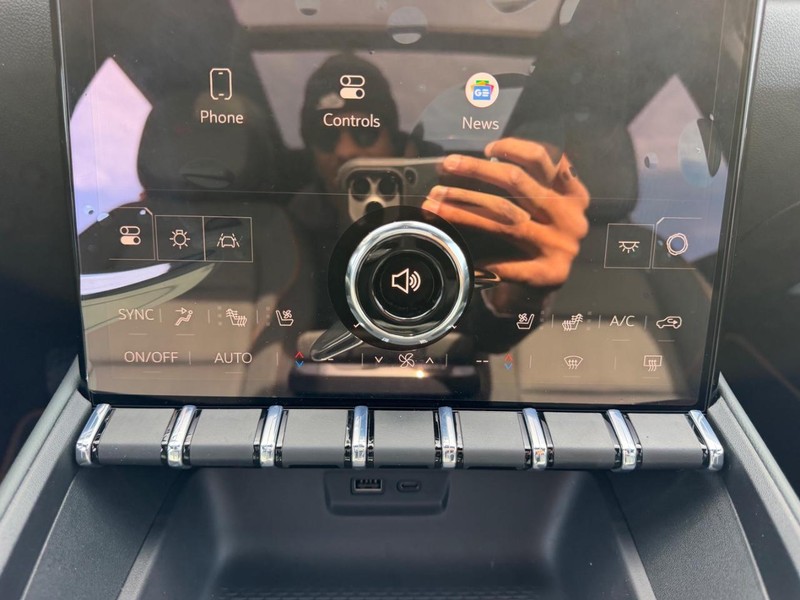 GMC Terrain Vehicle Full-screen Gallery Image 16