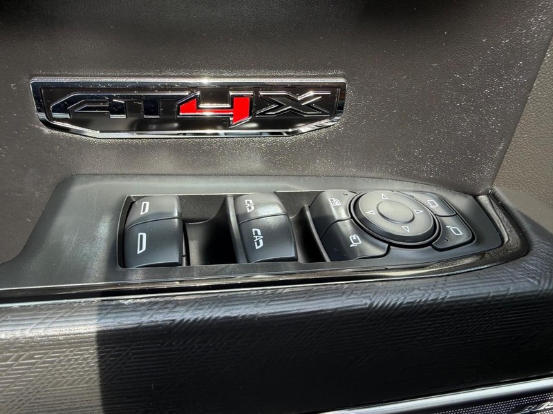 GMC Sierra 1500 Vehicle Full-screen Gallery Image 17