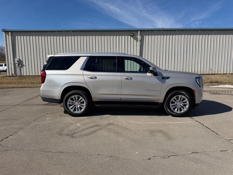 GMC Yukon Vehicle Full-screen Gallery Image 2