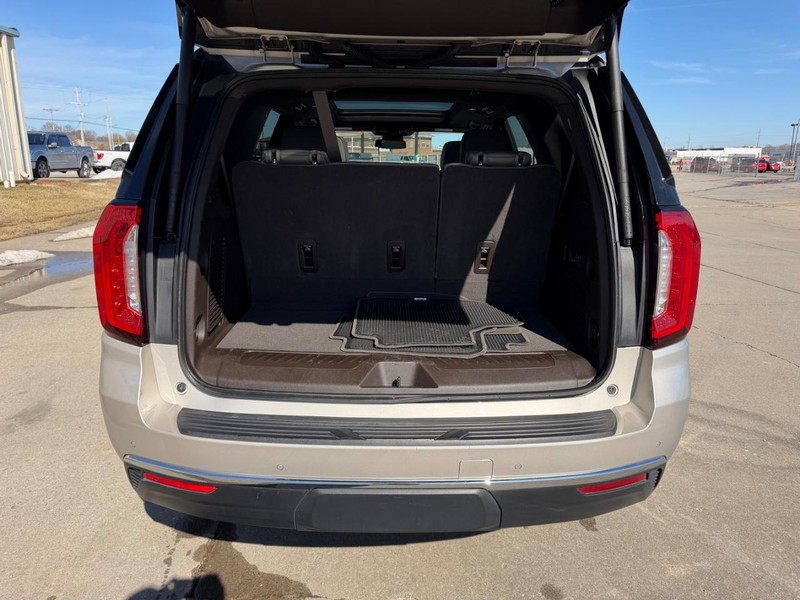 GMC Yukon Vehicle Full-screen Gallery Image 5