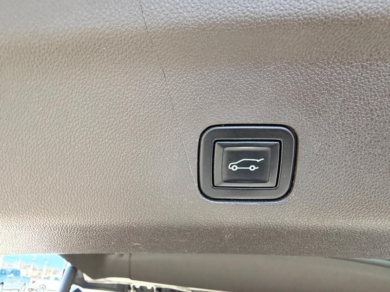 GMC Yukon Vehicle Full-screen Gallery Image 6