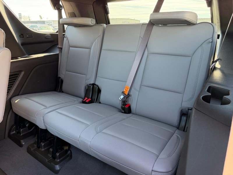 GMC Yukon Vehicle Full-screen Gallery Image 8