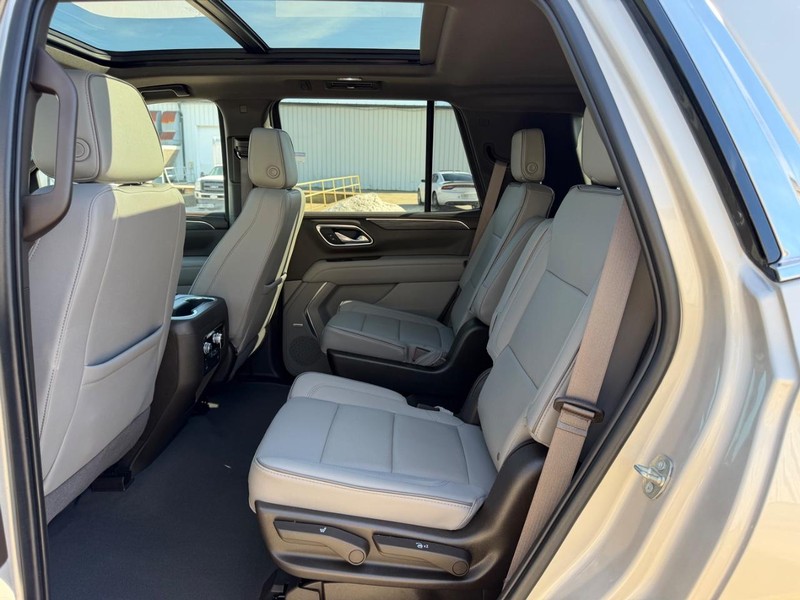 GMC Yukon Vehicle Full-screen Gallery Image 9