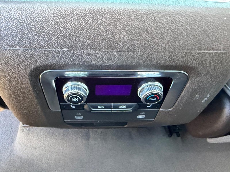 GMC Yukon Vehicle Full-screen Gallery Image 11