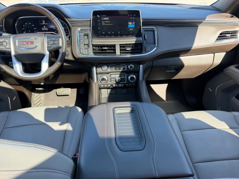 GMC Yukon Vehicle Full-screen Gallery Image 12