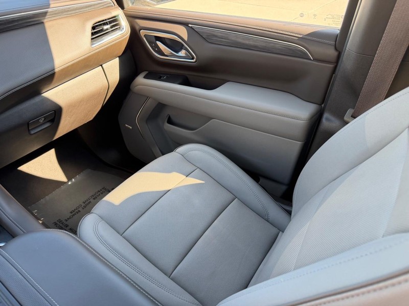 GMC Yukon Vehicle Full-screen Gallery Image 19