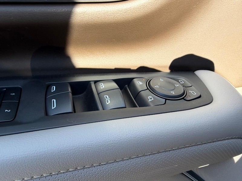 GMC Yukon Vehicle Full-screen Gallery Image 20