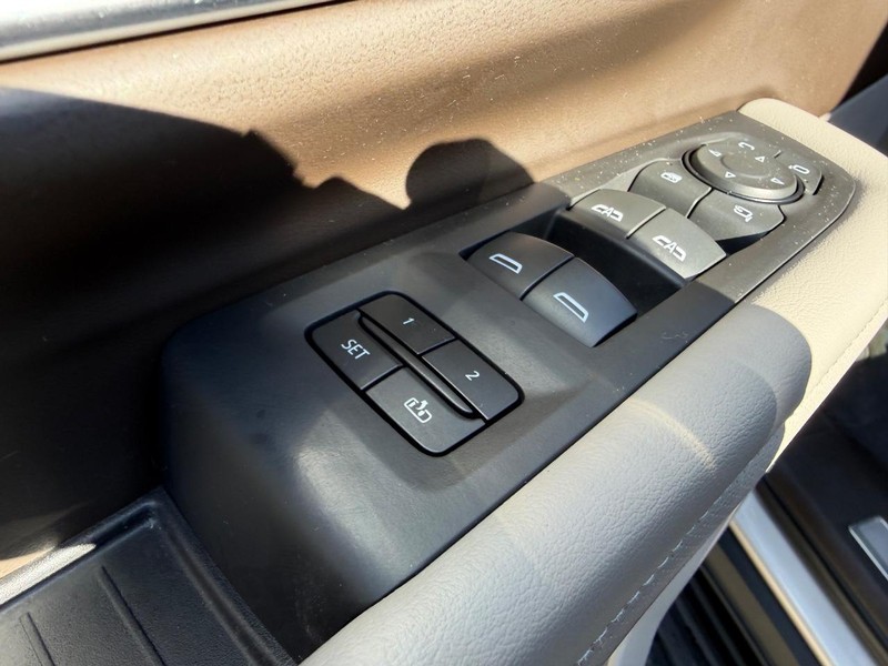 GMC Yukon Vehicle Full-screen Gallery Image 21