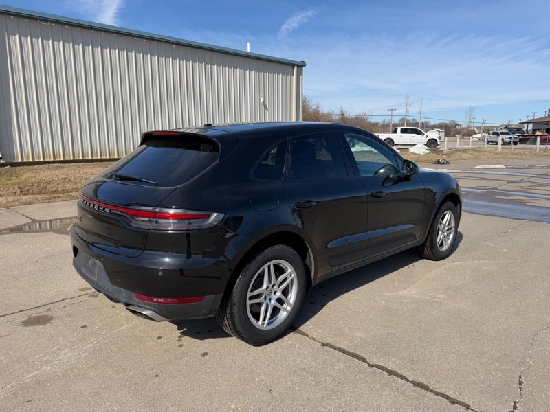 Porsche Macan Vehicle Full-screen Gallery Image 3