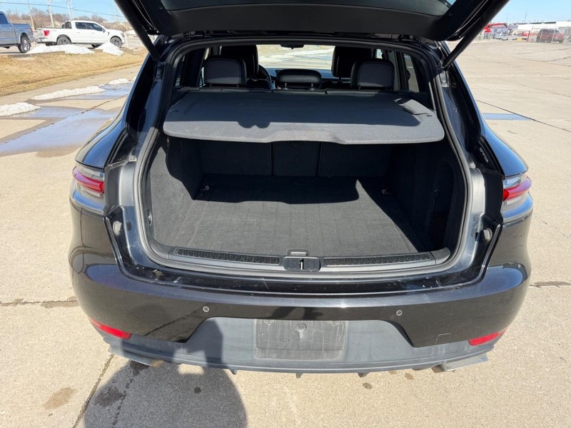 Porsche Macan Vehicle Full-screen Gallery Image 5