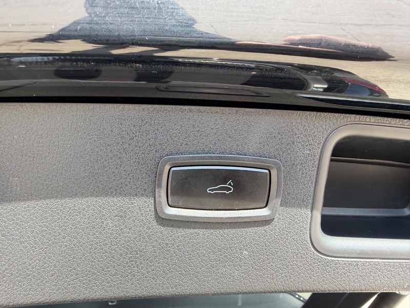 Porsche Macan Vehicle Full-screen Gallery Image 6