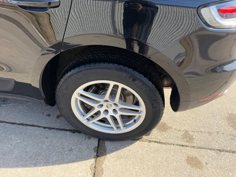 Porsche Macan Vehicle Full-screen Gallery Image 7