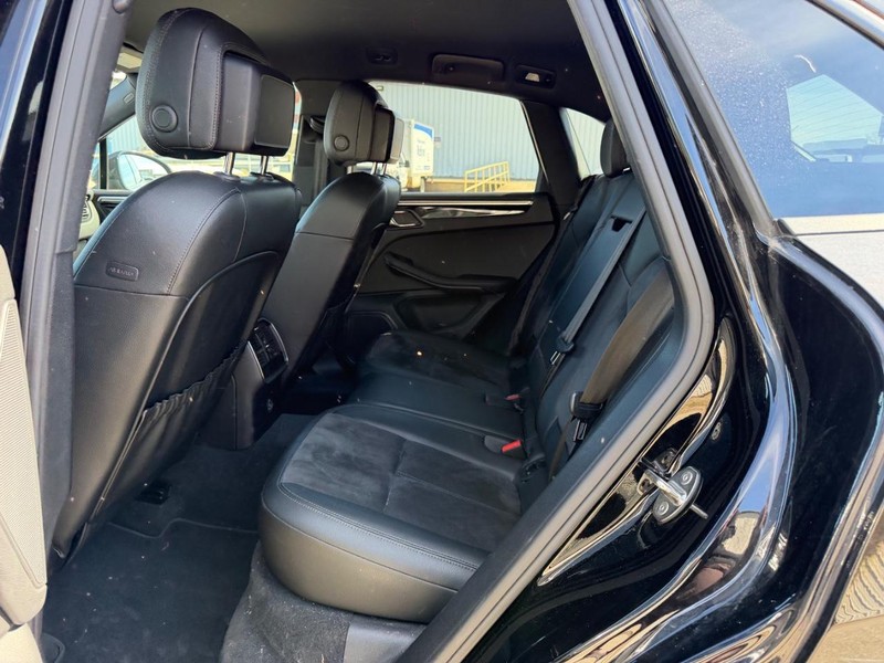 Porsche Macan Vehicle Full-screen Gallery Image 8