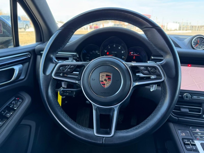 Porsche Macan Vehicle Full-screen Gallery Image 10