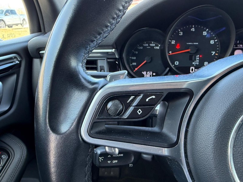 Porsche Macan Vehicle Full-screen Gallery Image 11