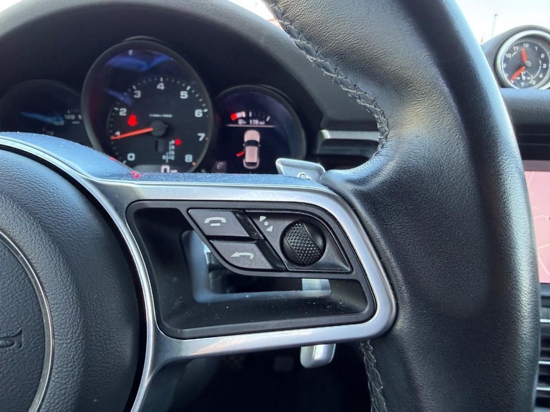 Porsche Macan Vehicle Full-screen Gallery Image 12