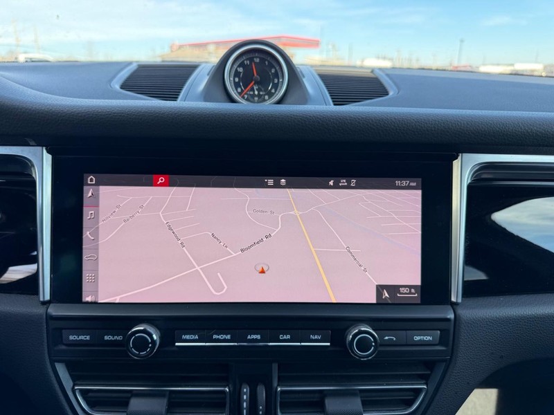 Porsche Macan Vehicle Full-screen Gallery Image 13