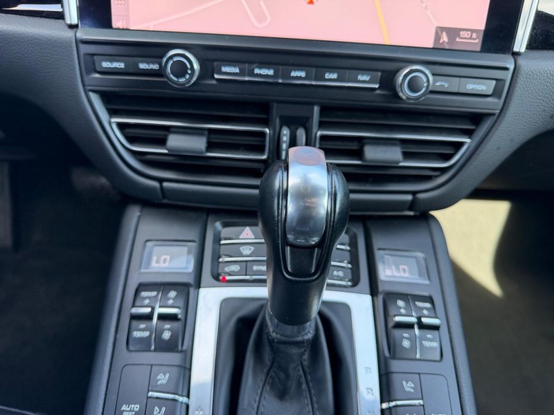 Porsche Macan Vehicle Full-screen Gallery Image 14