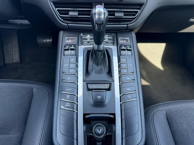 Porsche Macan Vehicle Full-screen Gallery Image 15