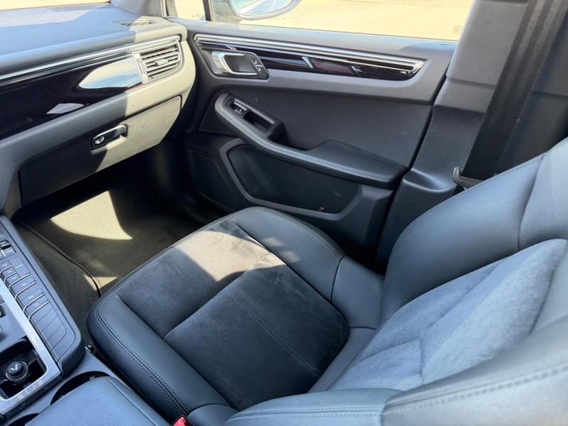 Porsche Macan Vehicle Full-screen Gallery Image 16