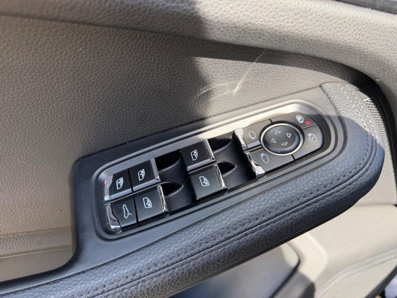 Porsche Macan Vehicle Full-screen Gallery Image 17