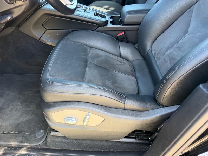 Porsche Macan Vehicle Full-screen Gallery Image 18