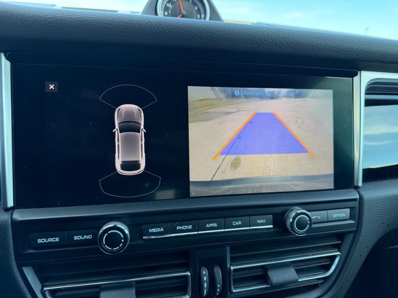 Porsche Macan Vehicle Full-screen Gallery Image 20