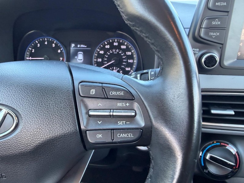 Hyundai Kona Vehicle Full-screen Gallery Image 11