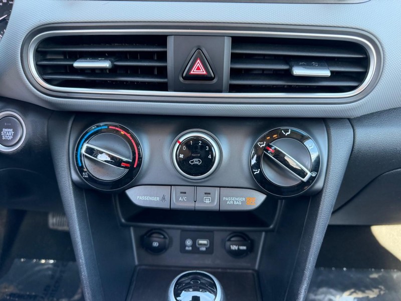 Hyundai Kona Vehicle Full-screen Gallery Image 13