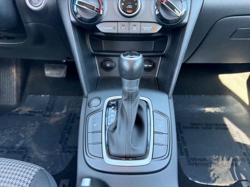 Hyundai Kona Vehicle Full-screen Gallery Image 14