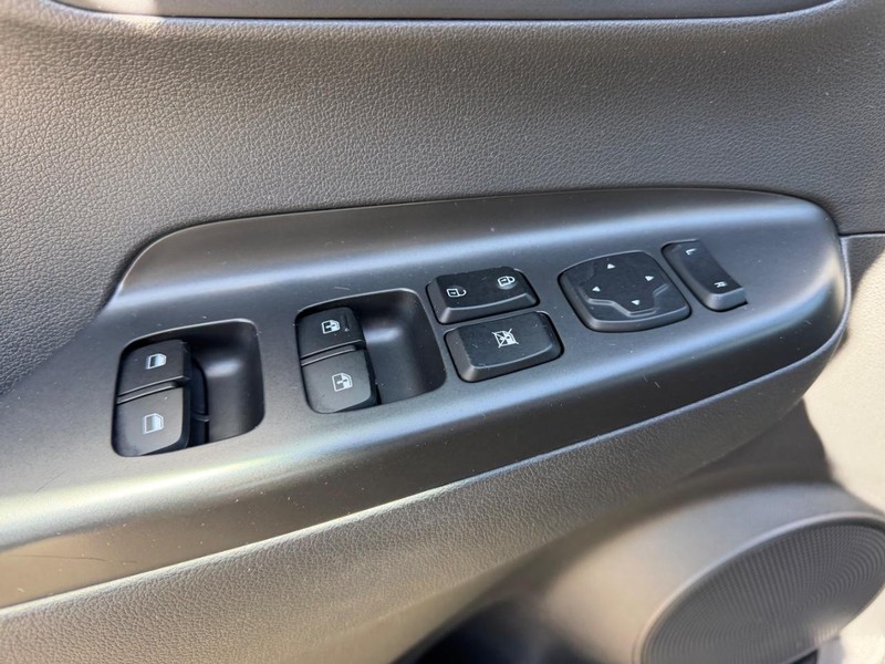 Hyundai Kona Vehicle Full-screen Gallery Image 16