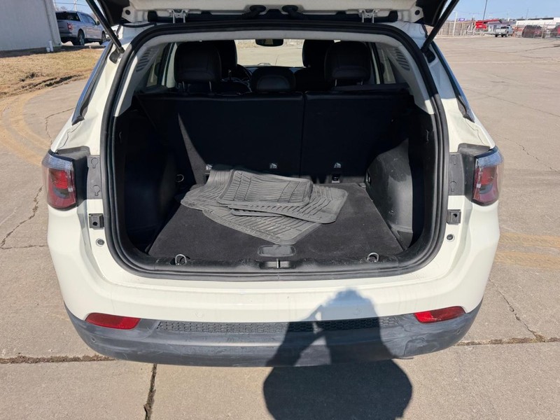 Jeep Compass Vehicle Full-screen Gallery Image 5