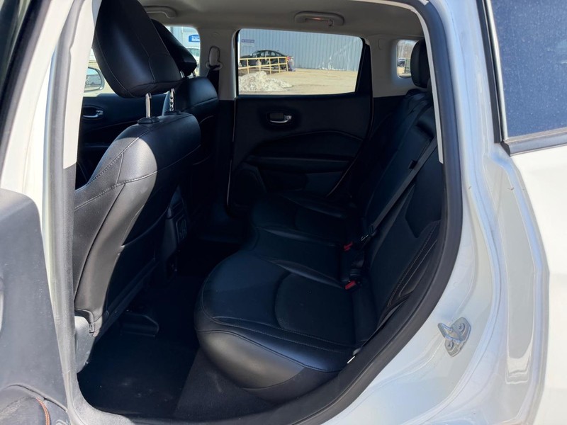 Jeep Compass Vehicle Full-screen Gallery Image 7