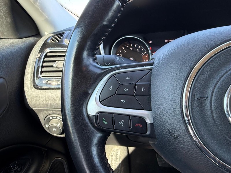 Jeep Compass Vehicle Full-screen Gallery Image 10