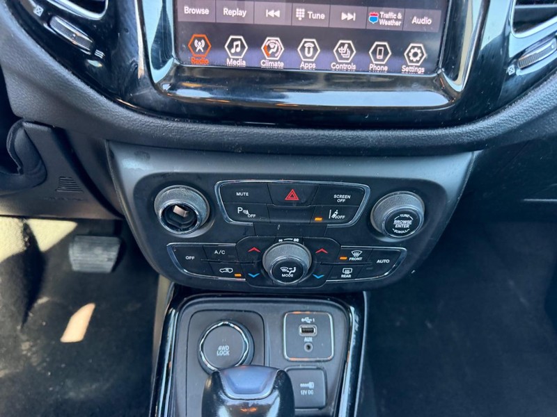 Jeep Compass Vehicle Full-screen Gallery Image 13