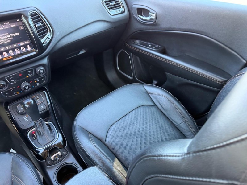 Jeep Compass Vehicle Full-screen Gallery Image 15