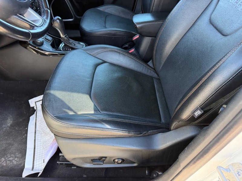 Jeep Compass Vehicle Full-screen Gallery Image 17