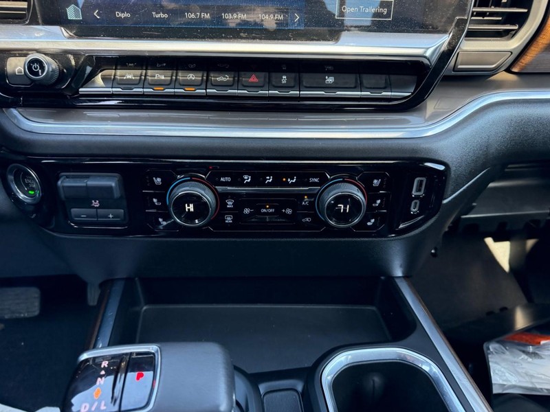 Chevrolet Silverado 1500 Vehicle Full-screen Gallery Image 14