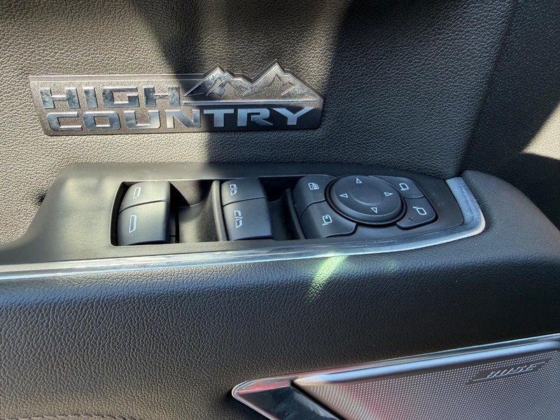 Chevrolet Silverado 1500 Vehicle Full-screen Gallery Image 17