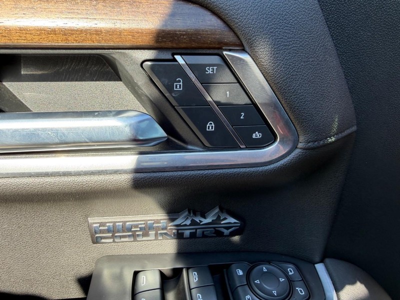 Chevrolet Silverado 1500 Vehicle Full-screen Gallery Image 18