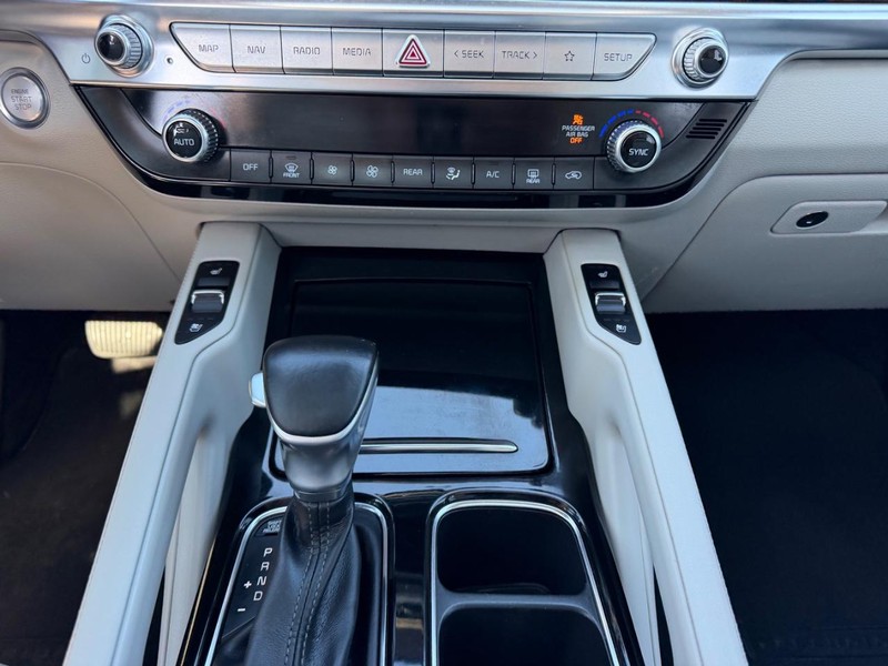 Kia Telluride Vehicle Full-screen Gallery Image 18