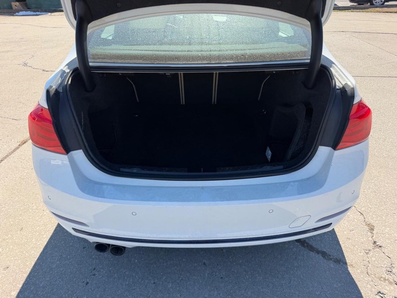 BMW 3 Series Vehicle Full-screen Gallery Image 5