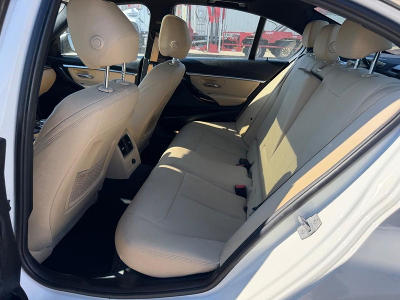 BMW 3 Series Vehicle Full-screen Gallery Image 7