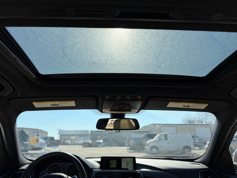 BMW 3 Series Vehicle Full-screen Gallery Image 8