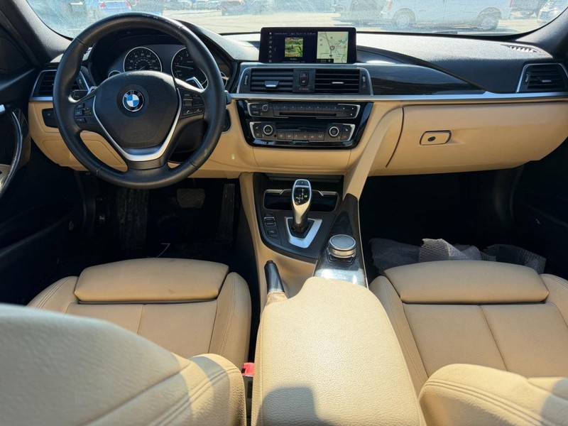 BMW 3 Series Vehicle Full-screen Gallery Image 9