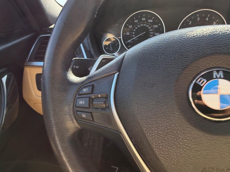 BMW 3 Series Vehicle Full-screen Gallery Image 11